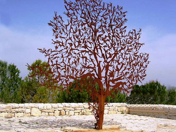 Дерево з кортенівської сталі